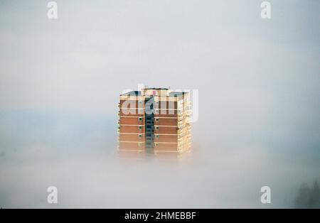 Des appartements et des appartements de haute hauteur sont entourés de nuages bas à Belfast, en Irlande du Nord. Banque D'Images