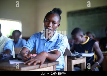 Les écoliers et les jeunes adultes apprennent des métiers dans une école technique et professionnelle financée par une ONG en Sierra Leone. Banque D'Images