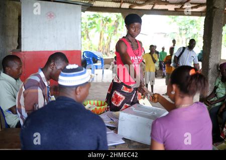 Les gens se rassemblent dans une banque communautaire de Sierra Leone pour déposer et économiser leur argent. Banque D'Images