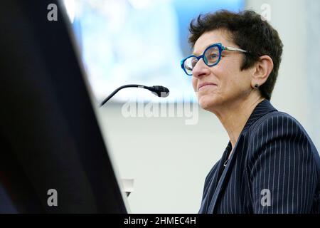 Gigi Sohn, qui est le candidat du président Joe Bidens pour siéger à la Federal Communications Commission, témoigne devant le Comité sénatorial du commerce, des sciences et des transports, le mercredi 9 février 2022, lors de son audition de candidature à Capitol Hill à Washington. Crédit : Susan Walsh/Pool via CNP Banque D'Images