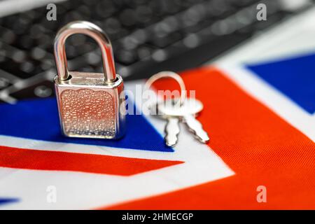 Concept de cybersécurité au Royaume-Uni. Cadenas sur le clavier de l'ordinateur et drapeau britannique. Vue rapprochée Banque D'Images
