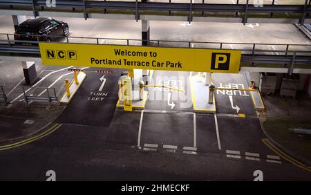 L'entrée du parking NCP à Southampton, Royaume-Uni, appelée terrasse de Portland vue d'en haut montrant les entrées et les panneaux d'entrée et de sortie la nuit. Banque D'Images