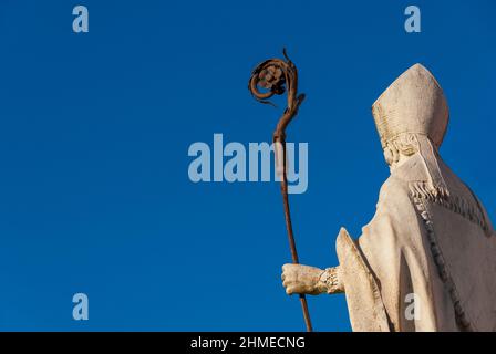 Église catholique. Évêque à onglet et crosier, une ancienne statue en marbre blanc sur les vieux murs de Lucques, érigée au 17th siècle (avec espace copie) Banque D'Images