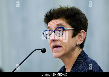 Gigi Sohn, qui est le candidat du président Joe Biden à siéger à la Commission fédérale des communications, témoigne devant le Comité sénatorial du commerce, des sciences et des transports, le mercredi 9 février 2022, lors de son audition de candidature à Capitol Hill à Washington, DC, États-Unis. Photo de Susan Walsh/Pool/ABACAPRESS.COM Banque D'Images