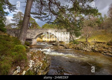 RIVER LUI MAR LODGE ESTATE BRAEMAR SCOTLAND UN VIEUX PONT EN PIERRE AU-DESSUS DE LA RIVIÈRE LUI Banque D'Images