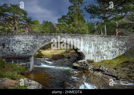 RIVER LUI MAR LODGE ESTATE BRAEMAR SCOTLAND L'ANCIEN PONT EN PIERRE AU-DESSUS DE LA RIVIÈRE Banque D'Images