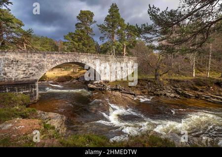 RIVER LUI MAR LODGE ESTATE BRAEMAR SCOTLAND RUISSEAU D'EAU BLANCHE SOUS L'ANCIEN PONT EN PIERRE AU-DESSUS DE LA RIVIÈRE LUI Banque D'Images