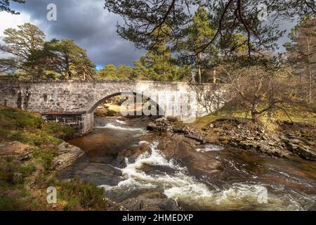 RIVER LUI MAR LODGE ESTATE BRAEMAR SCOTLAND EAU BLANCHE SOUS L'ANCIEN PONT EN PIERRE AU-DESSUS DE LA RIVIÈRE LUI Banque D'Images