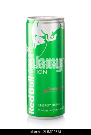 LONDRES, Royaume-Uni - 15 JANVIER 2022 : Red Bull Cactus fruit Energy Drink Summer Edition on White. Banque D'Images