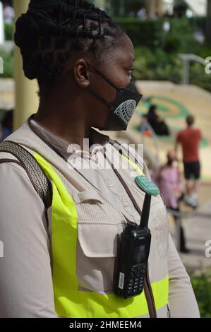 Femme garde portant un masque de sécurité à Al Wasl Plaza à l'Expo 2020 Dubai aux Émirats Arabes Unis - 1 février 2022. Banque D'Images