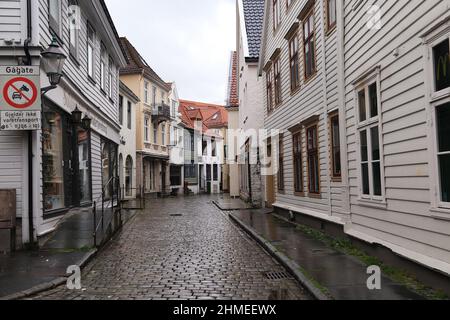 BERGEN, NORVÈGE - 3 JUILLET 2016 : c'est l'une des rues résidentielles de la vieille ville, située au pied des montagnes entourant la ville. Banque D'Images