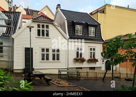 BERGEN, NORVÈGE - 2 JUILLET 2016 : c'est l'un des bâtiments résidentiels typiques en bois de la vieille ville. Banque D'Images