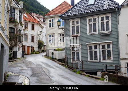 BERGEN, NORVÈGE - 3 JUILLET 2016 : c'est l'une des petites rues de la région des hautes terres de la vieille ville. Banque D'Images