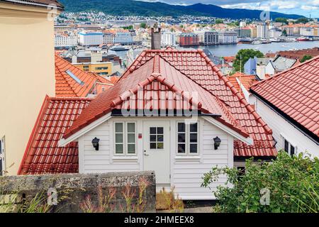 BERGEN, NORVÈGE - 3 JUILLET 2016 : c'est la région des hautes terres de l'ancien Bergen, maison en bois construite avec des toits de tuiles. Banque D'Images