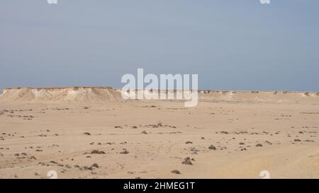 Paysage naturel du désert de Zekreet avec des rochers. Les roches sont formées en différentes formes en raison de l'érosion. Banque D'Images