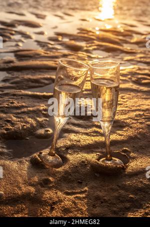 Deux couches de champagne sur les rives de la plage de Tarifa au coucher du soleil Banque D'Images