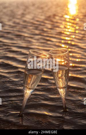 Deux couches de champagne sur les rives de la plage de Tarifa au coucher du soleil Banque D'Images