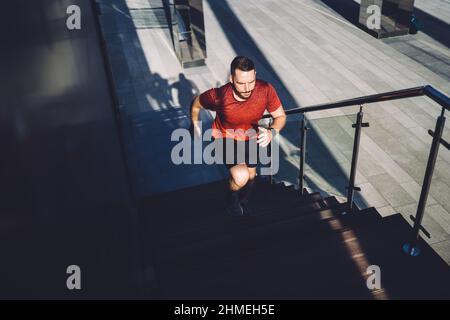 Athlète masculin déterminé qui court à l'étage pendant l'entraînement Banque D'Images