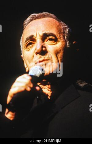 Charles Aznavour vivre dans Forest National 1990 | Charles Aznavour en concert a Forest National en 1990 Banque D'Images