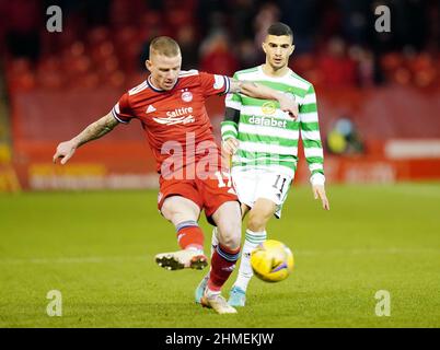 Jonathan Hayes (à gauche) d'Aberdeen et Liel Abada du Celtic lors du match Cinch Premiership au Pittodrie Stadium, à Aberdeen. Date de la photo: Mercredi 9 février 2022. Banque D'Images