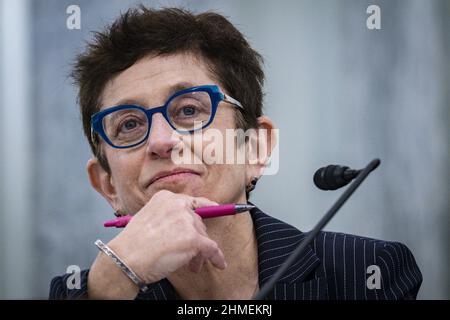 Washington, États-Unis. 09th févr. 2022. Gigi Sohn, qui est le candidat du président Joe Biden à siéger à la Federal Communications Commission (FCC), témoigne lors de son audition de candidature devant le Comité sénatorial du commerce, des sciences et des transports, le mercredi 9 février 2022 à Washington, DC. Photo de piscine par Pete Marovich/UPI crédit: UPI/Alay Live News Banque D'Images
