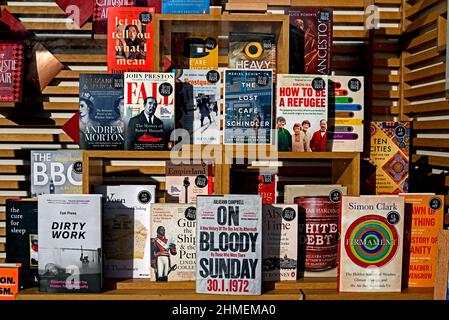 Une sélection de livres sur l'affichage dans la fenêtre de la librairie Waterstones sur Princes Street, Édimbourg, Écosse, Royaume-Uni. Banque D'Images