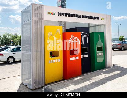 Samara, Russie - 22 juin 2019 : conteneurs de collecte de déchets séparés. Traduction du russe : plastique, métal, papier, verre Banque D'Images
