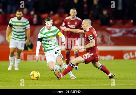 Callum McGregor (à gauche) et Scott Brown d'Aberdeen se battent pour le ballon lors du match cinch Premiership au Pittodrie Stadium, à Aberdeen. Date de la photo: Mercredi 9 février 2022. Banque D'Images