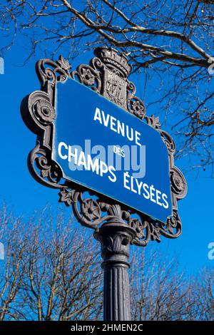 Rue parisienne traditionnelle de l'avenue des champs-Élysées, l'une des plus belles avenues du monde, célèbre et touristique, à Paris, en France Banque D'Images