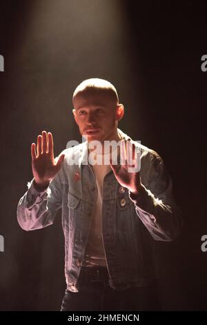 Londres, Royaume-Uni. 4th févr. 2022. Photocall à New Wimbledon Threatre pour le spectacle One man « The Night Larry Kramer m'a embrassé » de David Drake, acteur vedette Banque D'Images
