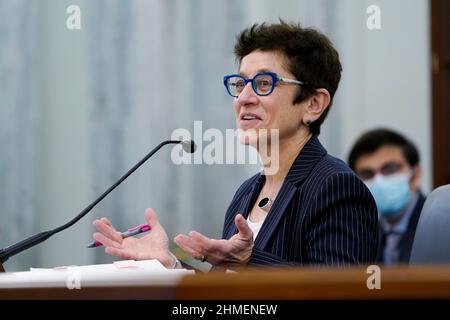 Washington, États-Unis. 09th févr. 2022. Gigi Sohn, qui est le candidat du président Joe Biden à siéger à la Commission fédérale des communications, témoigne devant le Comité sénatorial du commerce, des sciences et des transports, le mercredi 9 février 2022, lors de son audition de candidature à Capitol Hill, à Washington. (Photo par Susan Walsh/Pool/Sipa USA) crédit: SIPA USA/Alay Live News Banque D'Images