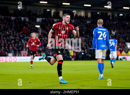 Ryan Christie, de Bournemouth, célèbre le premier but de son équipe lors du match du championnat Sky Bet au stade Vitality, à Bournemouth. Date de la photo: Mercredi 9 février 2022. Banque D'Images