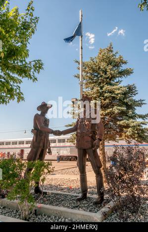 Traverse la frontière par Stan Stephens et Lyle Leeds à Havre, Montana, 1984. Dédié à la GRC ou à la Gendarmerie royale du Canada et à la patrouille frontalière des États-Unis Banque D'Images