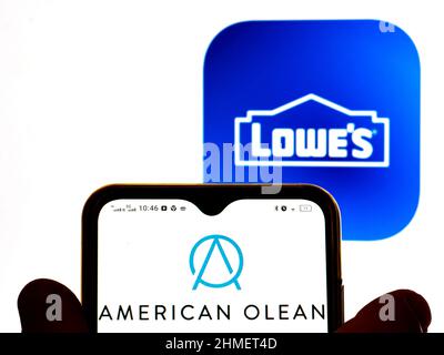 Ukraine. 09th févr. 2022. Dans cette illustration, le logo American Olean est affiché sur l'écran d'un smartphone et le logo Lowe's Companies, Inc. En arrière-plan. Crédit : SOPA Images Limited/Alamy Live News Banque D'Images