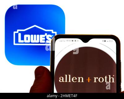 Ukraine. 09th févr. 2022. Dans cette illustration, le logo Allen Roth, Home Decor, est affiché sur un écran de smartphone et le logo Lowe's Companies, Inc. En arrière-plan. Crédit : SOPA Images Limited/Alamy Live News Banque D'Images