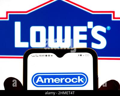 Ukraine. 09th févr. 2022. Dans cette illustration, le logo Amerock est affiché sur l'écran d'un smartphone et le logo Lowe's Companies, Inc. En arrière-plan. Crédit : SOPA Images Limited/Alamy Live News Banque D'Images