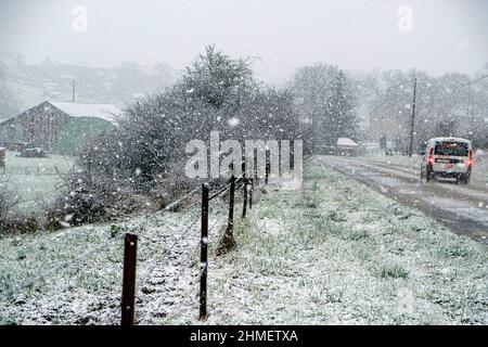 Neige sur le pare-brise et voitures sur la route enneigée pendant une tempête de neige véhicule sur une route enneigée suspension d'un tempete de neige Banque D'Images