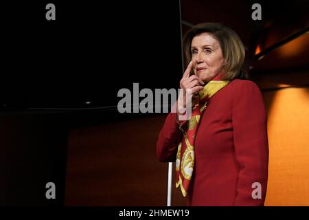 Washington, États-Unis. 09th févr. 2022. La conférencière de la Chambre Nancy Pelosi(D-CA) parle de la croissance économique américaine et des émeutiers du 6th janvier, lors de sa conférence de presse hebdomadaire aujourd'hui le 09 février 2022 à HVC/Capitol Hill à Washington DC, Etats-Unis. (Photo de Lénine Nolly/Sipa USA) Credit: SIPA USA/Alay Live News Banque D'Images