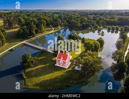 Deg, Hongrie - vue aérienne sur la belle maison de Hollande (Holandi haz) sur une petite île au village de Deg sur un lever de soleil d'été avec bleu clair Banque D'Images
