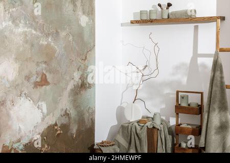 Accessoires de salle de bains modernes et esthétiques, à l'ombre vert clair d'eucalyptus.Serviettes de bain en coton biologique, vase de style scandinave minimaliste, savon pour capteur Banque D'Images
