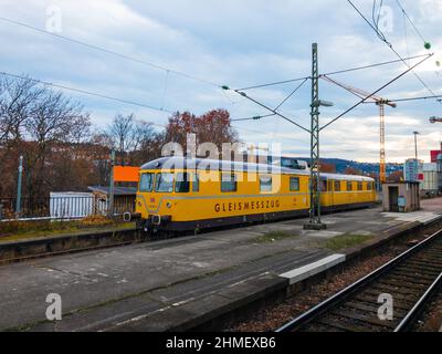 Stuttgart, Allemagne - DEC 08 2019 : plate-forme de train Hbf de Stuttgart et locomotive Gleismesszug sur rails Banque D'Images