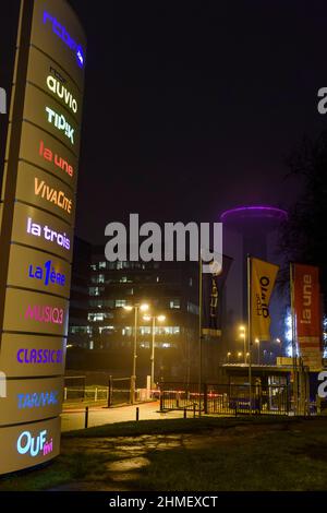 Batiment de la RTBF et la tour Reyers - entrée principale et liste des radios et télévisions de la RTBF | Bâtiment et la tour des Reyers de la belge Banque D'Images