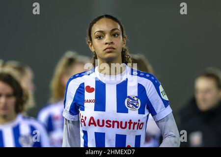 HEERENVEEN, PAYS-BAS - FÉVRIER 9: Nina Nijstad de SC Heerenveen est déçue de la défaite lors du match Pure Energie Eredivisie Vrouwen entre SC Heerenveen et Ajax au Sportpark Skoatterwâld le 9 février 2022 à Heerenveen, pays-Bas (photo de Pieter van der Woude/Orange Pictures) Banque D'Images