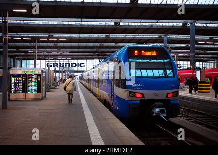 Munich, Allemagne - DEC 09 2019 : plate-forme et passagers Deutsche Bahn Intercity train à la gare centrale de Munich Hauptbahnhof, gare centrale Banque D'Images