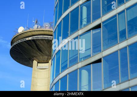 Bâtiment et tour des Reyers de la radio et de la télévision belge de langue française | Bâtiment de la RTBF et la tour des Reyers Banque D'Images