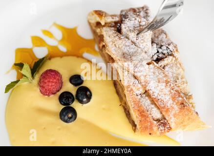 Strudel aux pommes avec crème à la vanille Banque D'Images