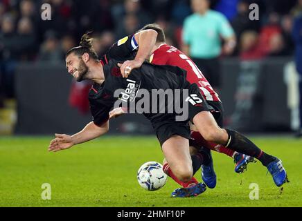 Andy Carroll de West Bromwich Albion réagit à un défi lancé par Oliver Norwood de Sheffield United lors du match de championnat Sky Bet à Bramall Lane, Sheffield. Date de la photo: Mercredi 9 février 2022. Banque D'Images