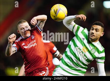 Jonathan Hayes d'Aberdeen (à gauche) et Georgios Giakoumakis du Celtic se battent pour le ballon lors du match cinch Premiership au Pittodrie Stadium, à Aberdeen. Date de la photo: Mercredi 9 février 2022. Banque D'Images