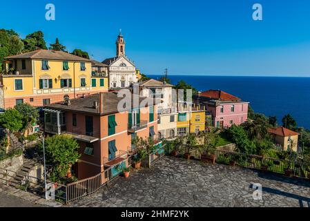 Village de Pieve Ligure avec son église sur la Riviera italienne Banque D'Images
