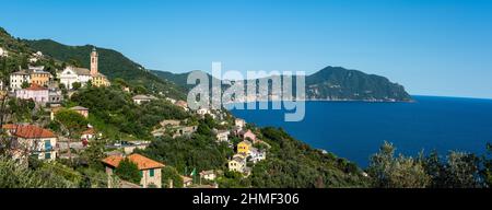Vue sur le village de Pieve Ligure et le promontoire de Portofino Banque D'Images